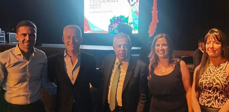 Alfredo Cornejo, Esteban Avil&eacute;s y Soledad Carrizo en la Fiesta de la Vendimia en Mendoza.