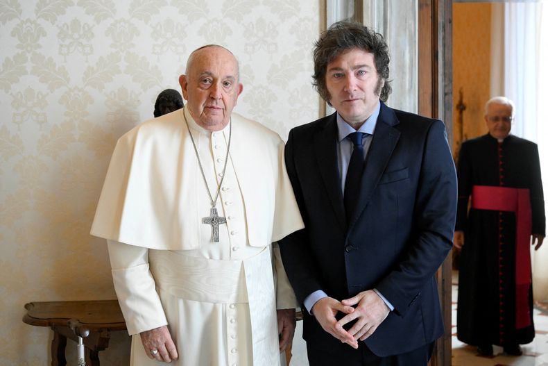 Javier Milei y el papa Francisco en el Vaticano.jpg