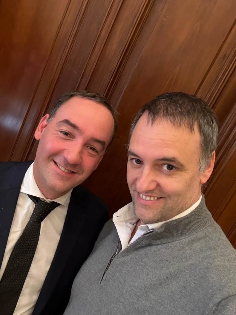Francisco Adorni y Manuel Adorni se turnan para disparar malas noticias contra el gobierno de Javier Milei.