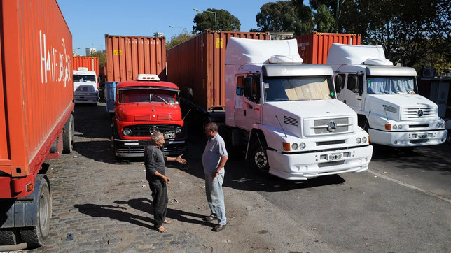 Fleteros bloquean los accesos a los puertos