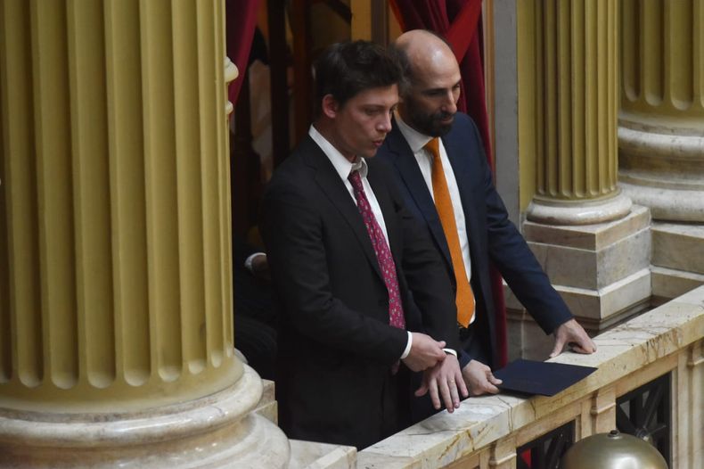 Santiago Caputo y José Rolandi, encargado de negociar la ley ómnibus y el paquete fiscal en el Senado.&nbsp;