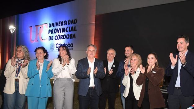 Germán Font en un lugar central, junto a Martín Llaryora en Marcos Juárez.