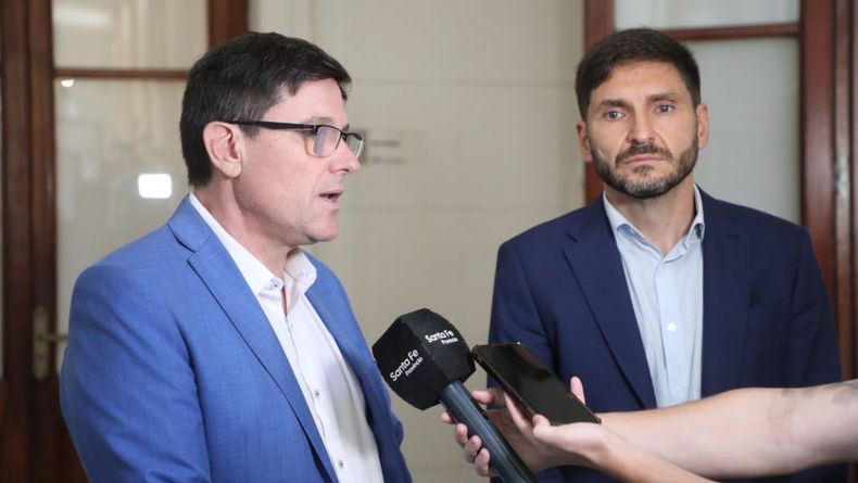 El ministro de Educación José Goity y el gobernador Maximiliano Pullaro.