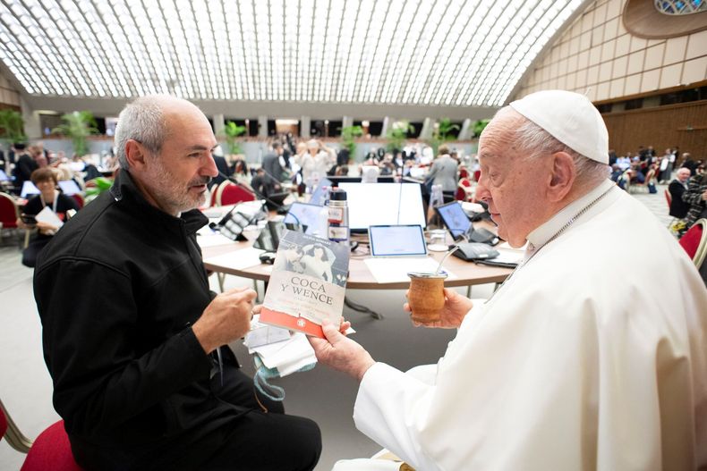 El obispo Dante Braida y el papa Francisco en la asamblea sinodal