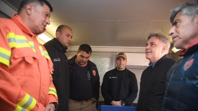 Martín Llaryora junto a equipos de catástrofe en los incendios forestales.