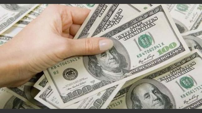 la semana de caputo: el dolar bajo mas de dos pesos y cerro debajo de los $38