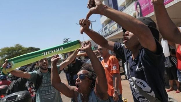 Entre Bolsonaro y el PT, la grieta divide la calle y las mesas familiares