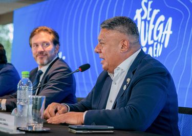 El Chiqui Tapia con Alejandro Domínguez en rueda de prensa