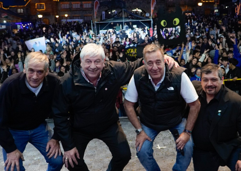 En el centro, el intendente de Bariloche, Walter Cortés, junto a Sergio Herrero. Acompañados por los concejales oficialistas Gerardo Del Río y Tomás Hercigonja. 
