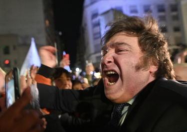 Javier Milei celebra los resultados de las PASO 2023. FOTO: Victoria Gesualdi.