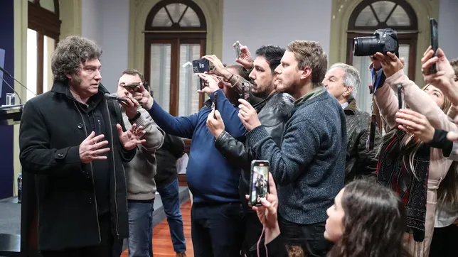 Javier Milei y periodistas.
