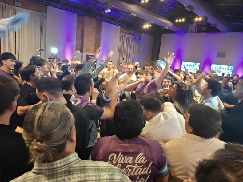 Festejos de militantes de La Libertad Avanza en Rosario.