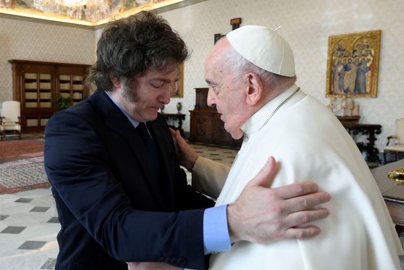 Javier Milei con el papa Francisco. Cabeza gacha.
