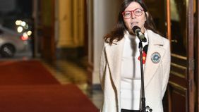 Batakis cumple y congela la planta de personal del Estado