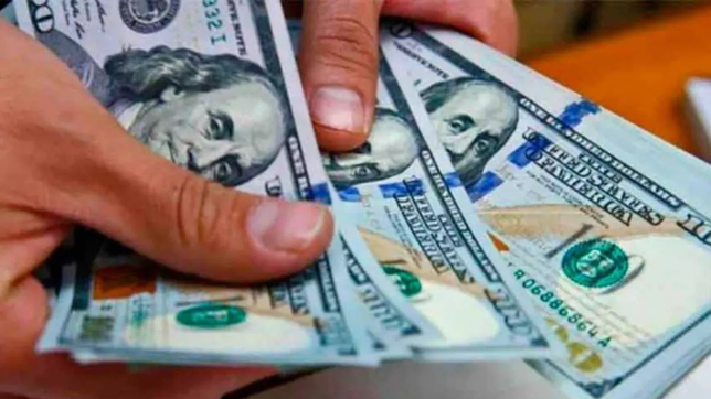 el dolar blue rompio otro record nominal y arano los $400