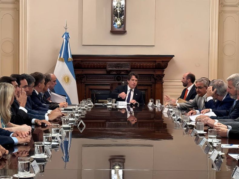 Nicolas Posse en la cabecera de reunión con los gobernadores. Martín Llaryora a la par de Rogelio Frigerio. 