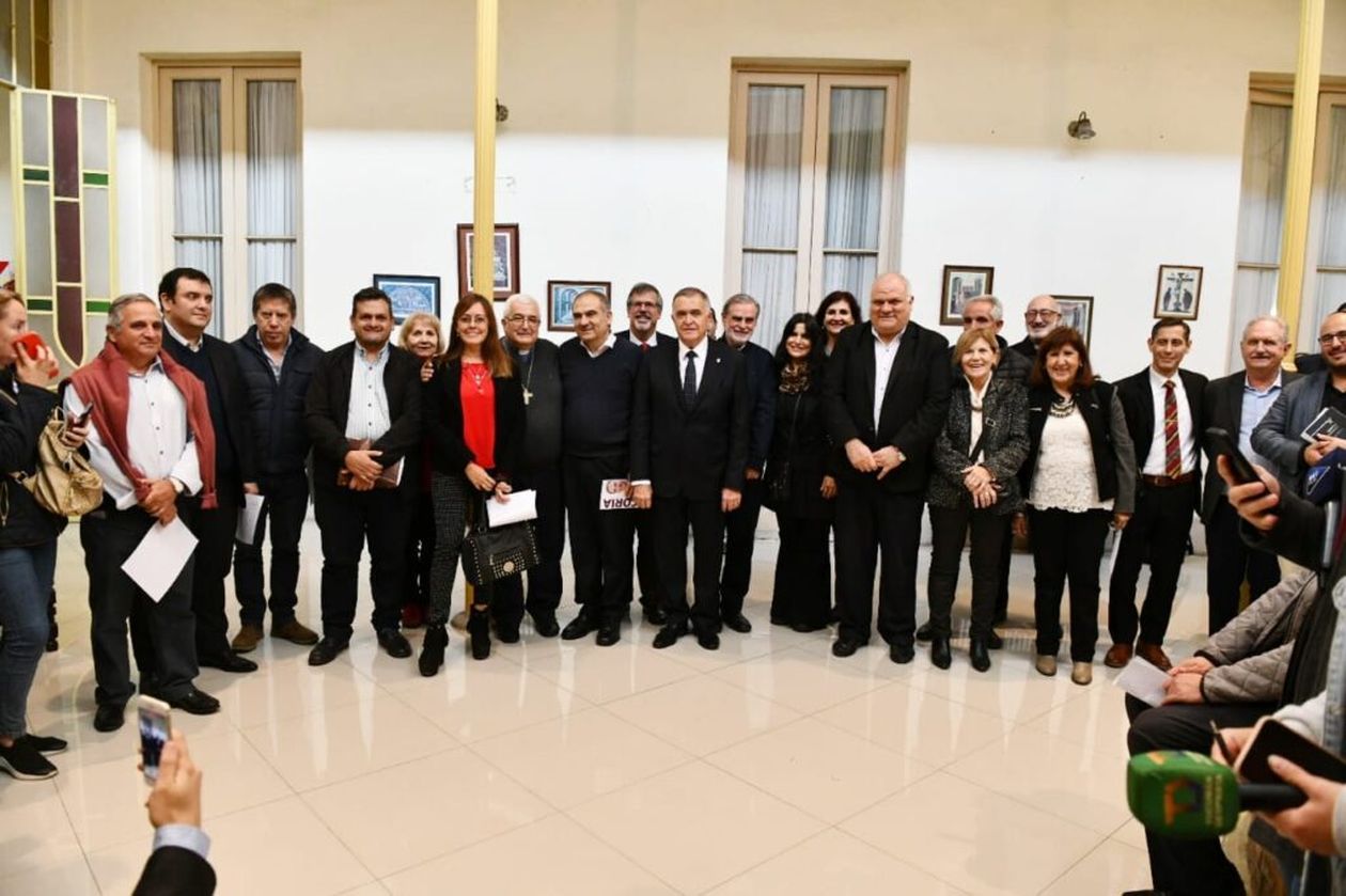 El arzobispo de Tucumán reunió a los candidatos a gobernador e intendente de la capital.