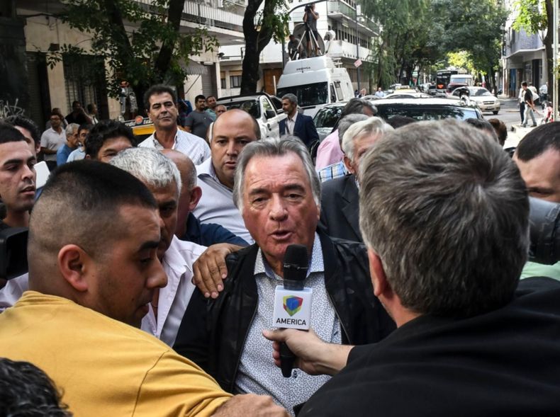 Barrionuevo intentando entrar a la sede del PJ nacional