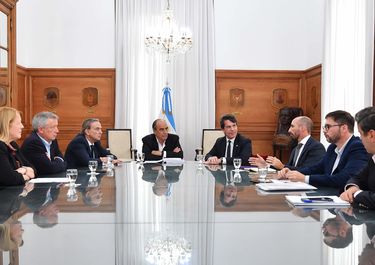 Miguel Pichetto, junto a otros representantes de HCF, en la visita a Nicolás Posse y Guillermo Francos. 