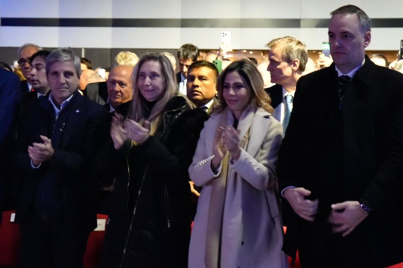 Javier Milei viajó acompañado de Karina, Toto Caputo y Manuel Adorni. Esperó en Rosario la dirigente Romina Diez.