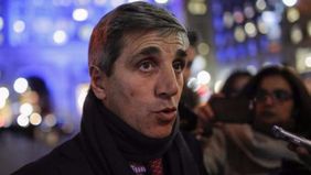 Milei en EEUU: Toto Caputo pasea con la motosierra para generar confianza