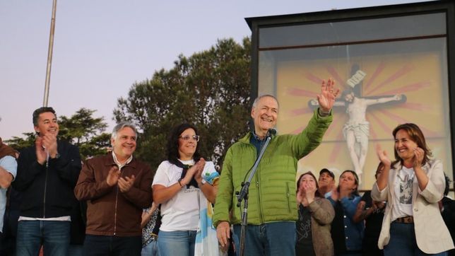 Juan Schiaretti junto a Martín Llaryora y Gina Grazziano Juan Schiaretti junto a Martín Llaryora y Gina Grazziano