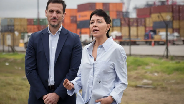Julián Álvarez y Mayra Mendoza reclaman fondos al puerto de Dock Sud Julián Álvarez y Mayra Mendoza reclaman fondos al puerto de Dock Sud