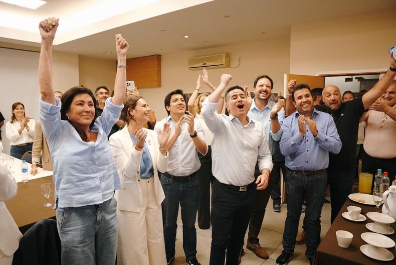 Gabriel Bornoroni, con Marcos Patiño Brizuela (derecha) y otros candidatos electos en los festejos de octubre