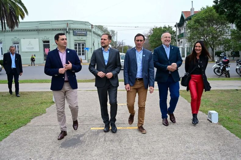 Martín Gill y Eduardo Accastello junto a Marcols Bovo y el ministro de Gobierno provincial, Julián López.&nbsp;