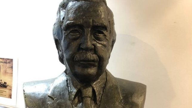 merchandising radical: las boinas y un busto ?millonario? de alfonsin