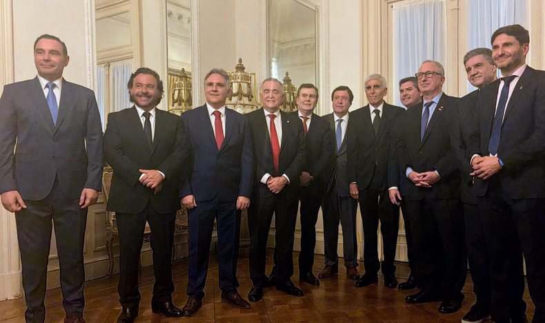 Martín Llaryora, gobernador de Córdoba, y sus pares. 