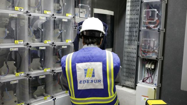 un negocio inmobiliario y lluvia de multas reavivan la tension con edesur