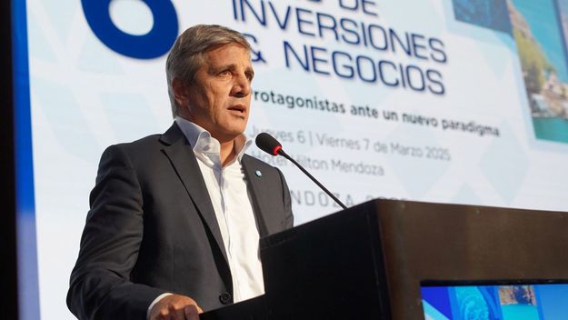 Toto Caputo enfrenta dudas por el bono en dólares que expone que el mercado no compra la reelección de Javier Milei Toto Caputo enfrenta dudas por el bono en dólares que expone que el mercado no compra la reelección de Javier Milei