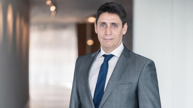 con apoyo de los dos fernandez, el ceo de ypf busca la mistica perdida