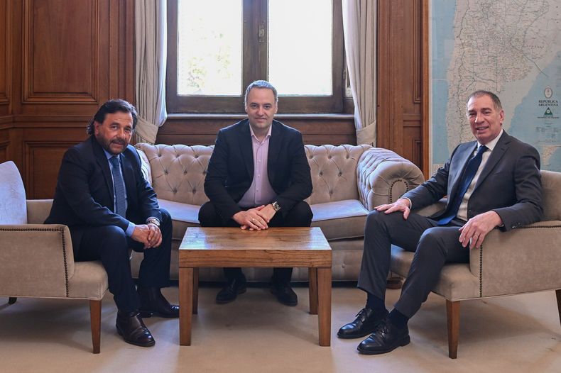 El gobernador Gustavo Sáenz con Manuel Adorni y Diego Santilli. El gobernador Gustavo Sáenz con Manuel Adorni y Diego Santilli.