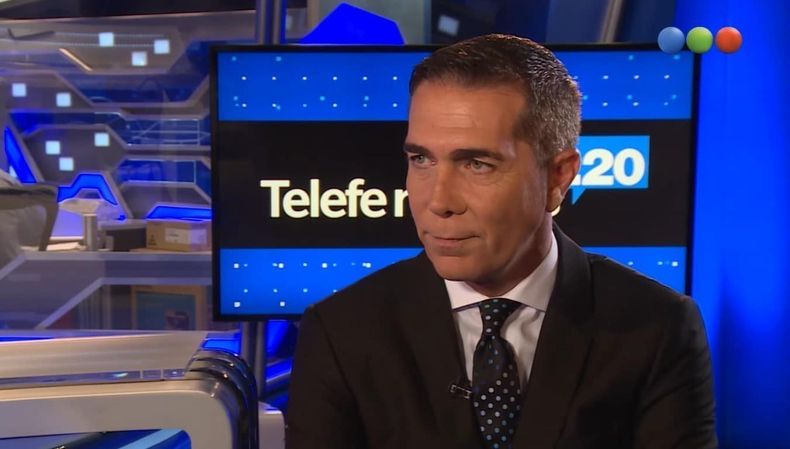 Rodolfo Barili, al debate presidencial como por un tubo.