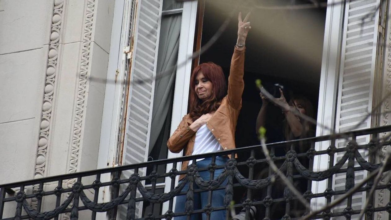 Cristina Kirchner en el balcón de San José 1111