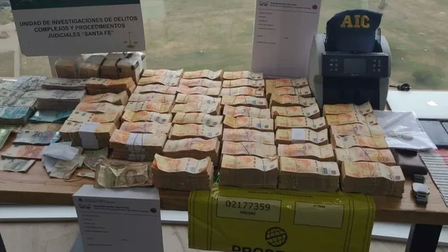 Parte del dinero hallado en el departamento.