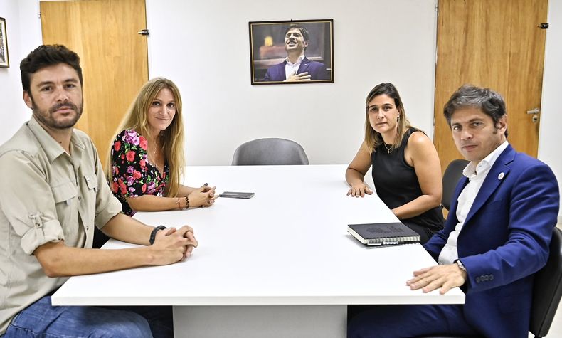 Axel Kicillof con Juan Monteverde y Florencia Carignano, sus alfiles en Santa Fe.