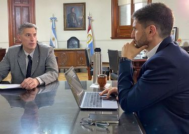 El gobernador Maximiliano Pullaro junto al ministro de Economía de Santa Fe Pablo Olivares.