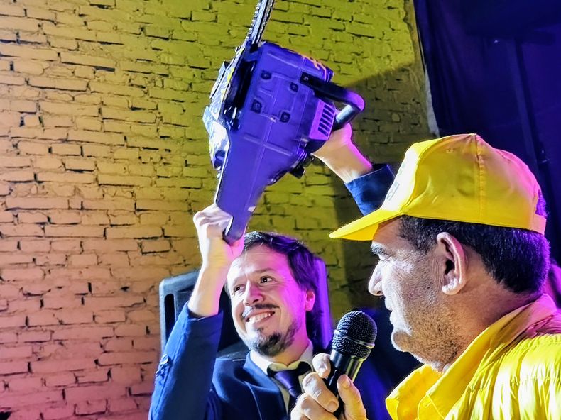 Motosierra en Salta. Cornejo junto al exdiputado Alfredo Olmedo.