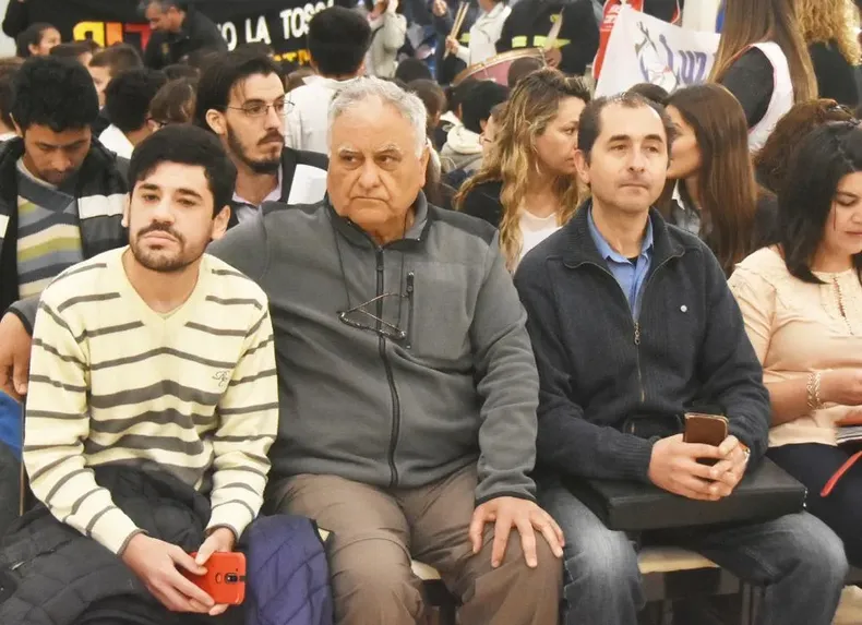 Martín Simpson, actual presidente de la Cooperativa; Oscar Nocetti, dirigente histórico y siempre incidente, y Alfredo Carrascal, expresidente y actual funcionario de di Nápoli. FOTO: El Diario de La Pampa.