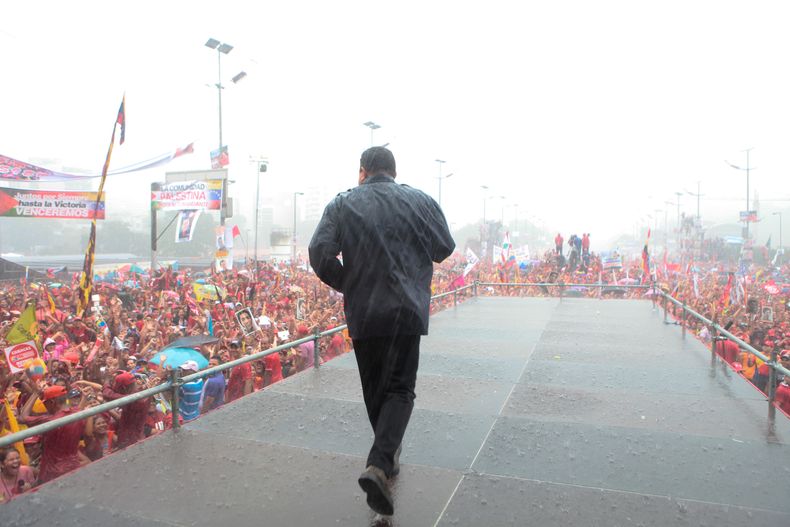 Hugo Chávez. bajo la lluvia, en una icónica foto de lo que fue una de sus últimas participaciones públicas antes de su muerte en marzo de 2013.