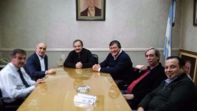 un cuadro de raul alfonsin descansa en el piso del comite provincia