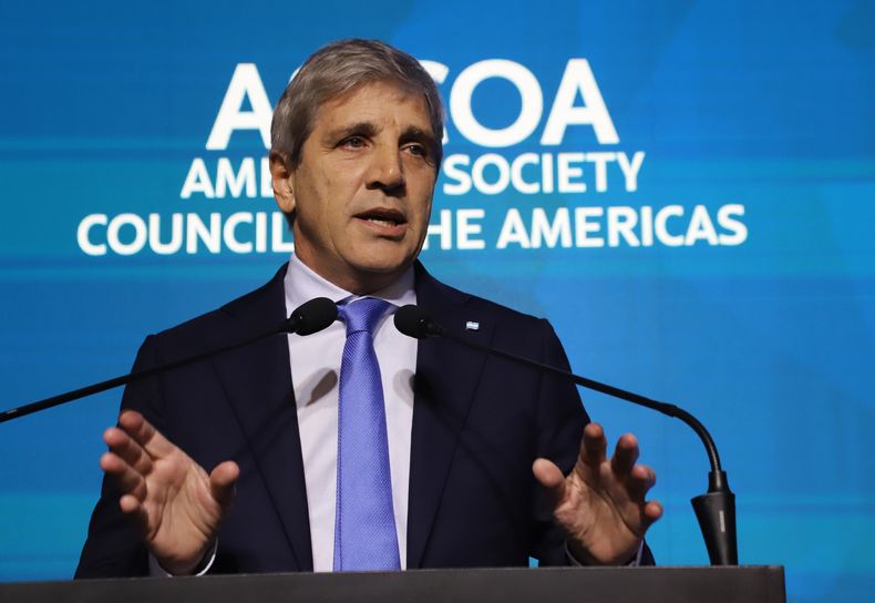 Toto Caputo no logra acumular dólares y se queda sin podes de fuego para las elecciones.