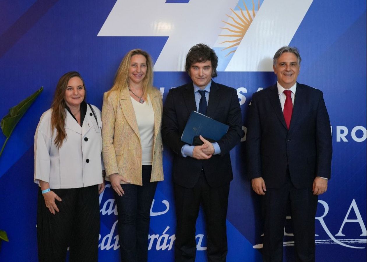 Pía Astori, Karina Milei, Javier Milei y Martín Llaryora, una foto protocolar en la Fundación Mediterránea de Córdoba.