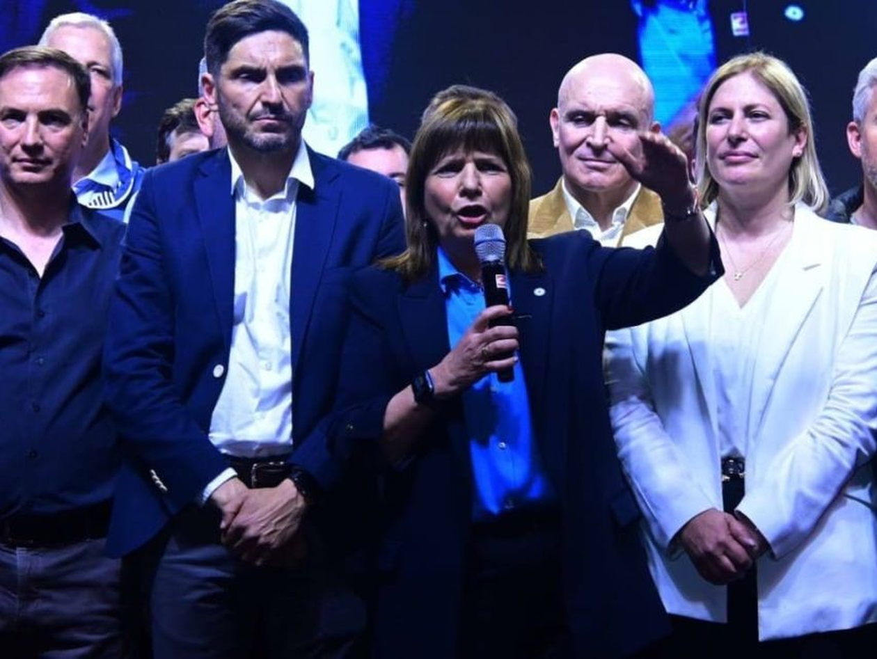Patricia Bullrich, con Maximiliano Pullaro a sus espaldas.