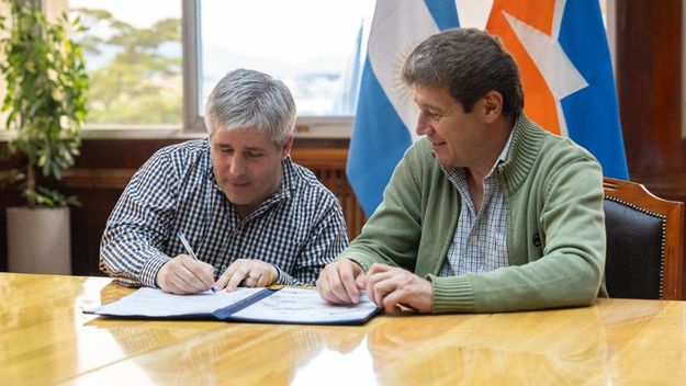 El gobernador de Tierra del Fuego junto con el flamante jefe de Gabinete. El gobernador de Tierra del Fuego junto con el flamante jefe de Gabinete.