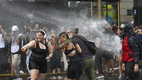 Hubo incidentes frente al Congreso en la marcha contra la reforma laboral: piedrazos, gases y detenidos