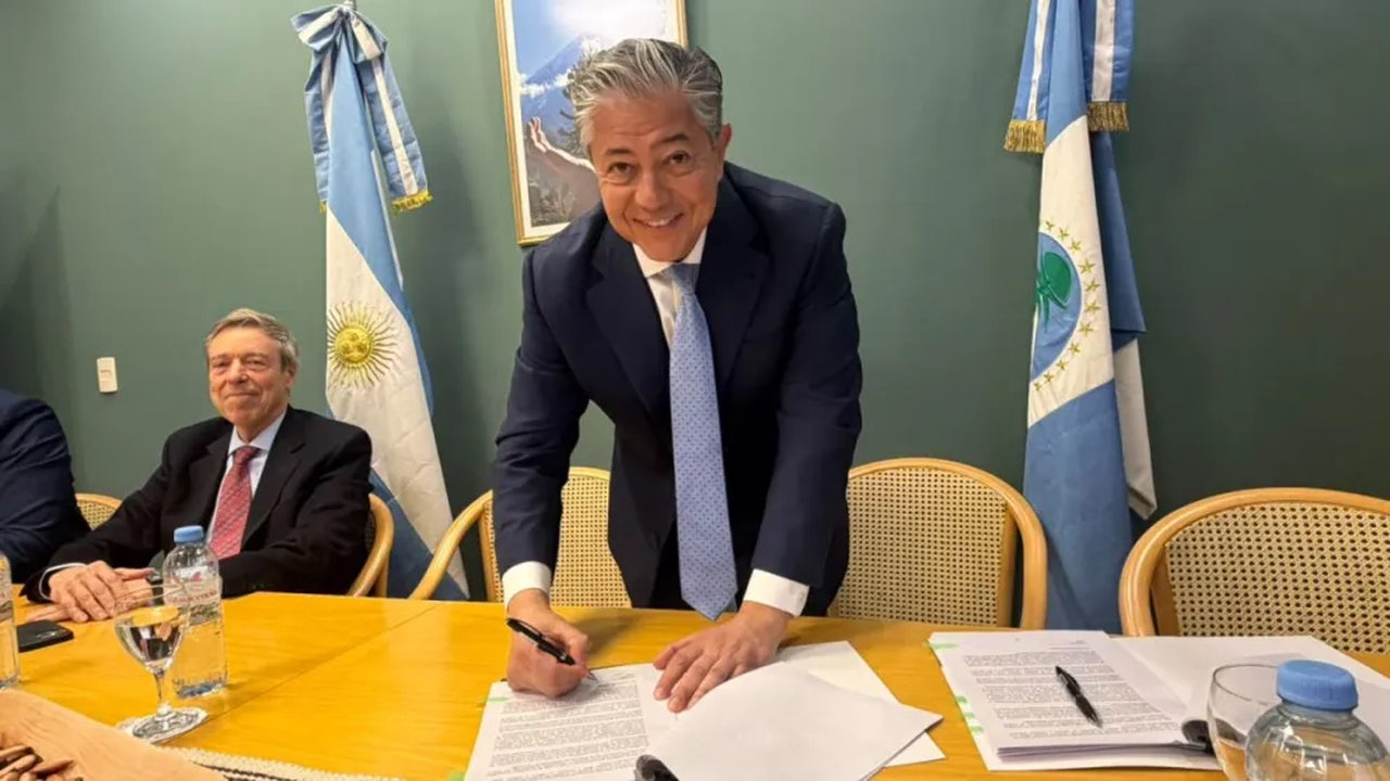 Neuquén: Figueroa cerró un acuerdo para que las operadoras de Vaca Muerta financien 1000 kilómétros de rutas.